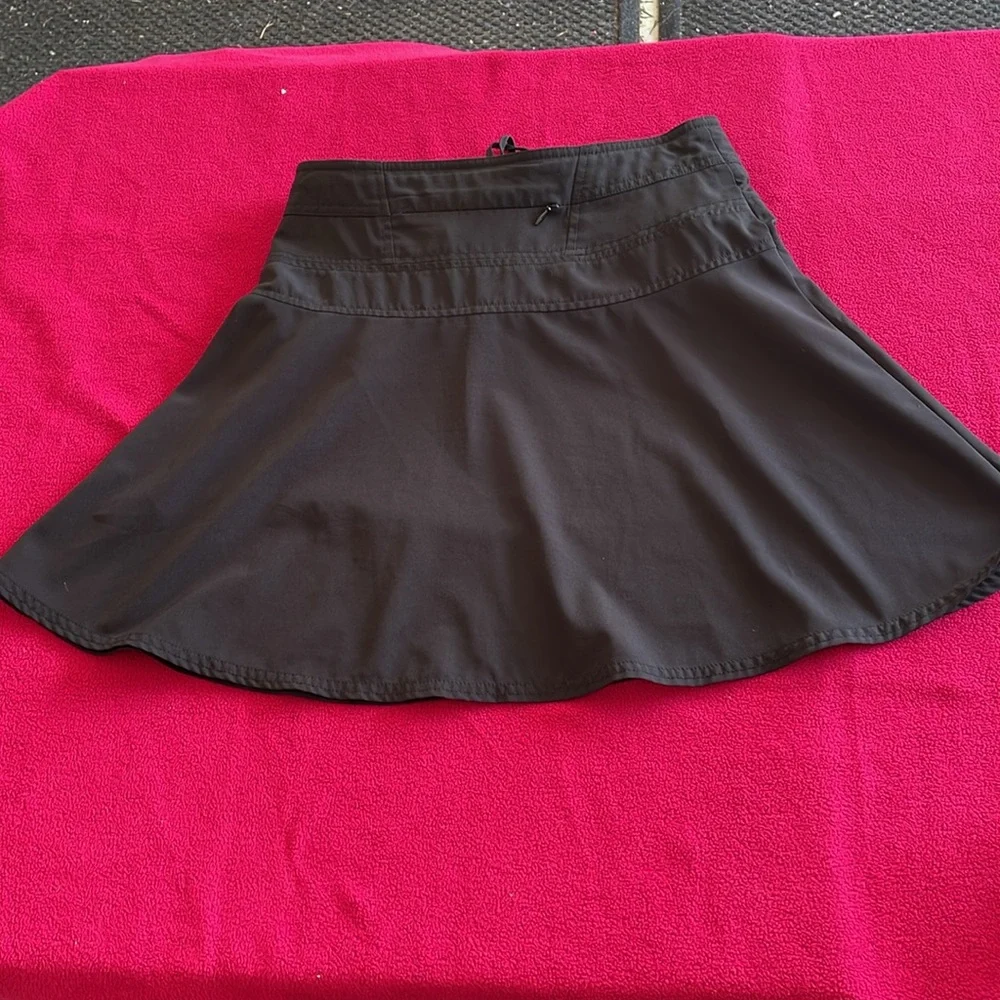Black Izod sz 4 skort. flares out , light weight  and has built in shorts